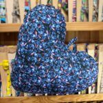 1. Gorro de niña con estampado de Stitch, personaje de Disney, en tonos azules y rosas.