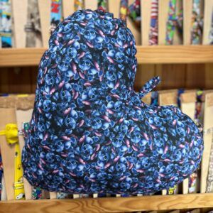 1. Gorro de niña con estampado de Stitch, personaje de Disney, en tonos azules y rosas.