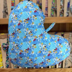 Colorido sombrero de tela con estampado de princesas Disney, ideal para disfraces infantiles.