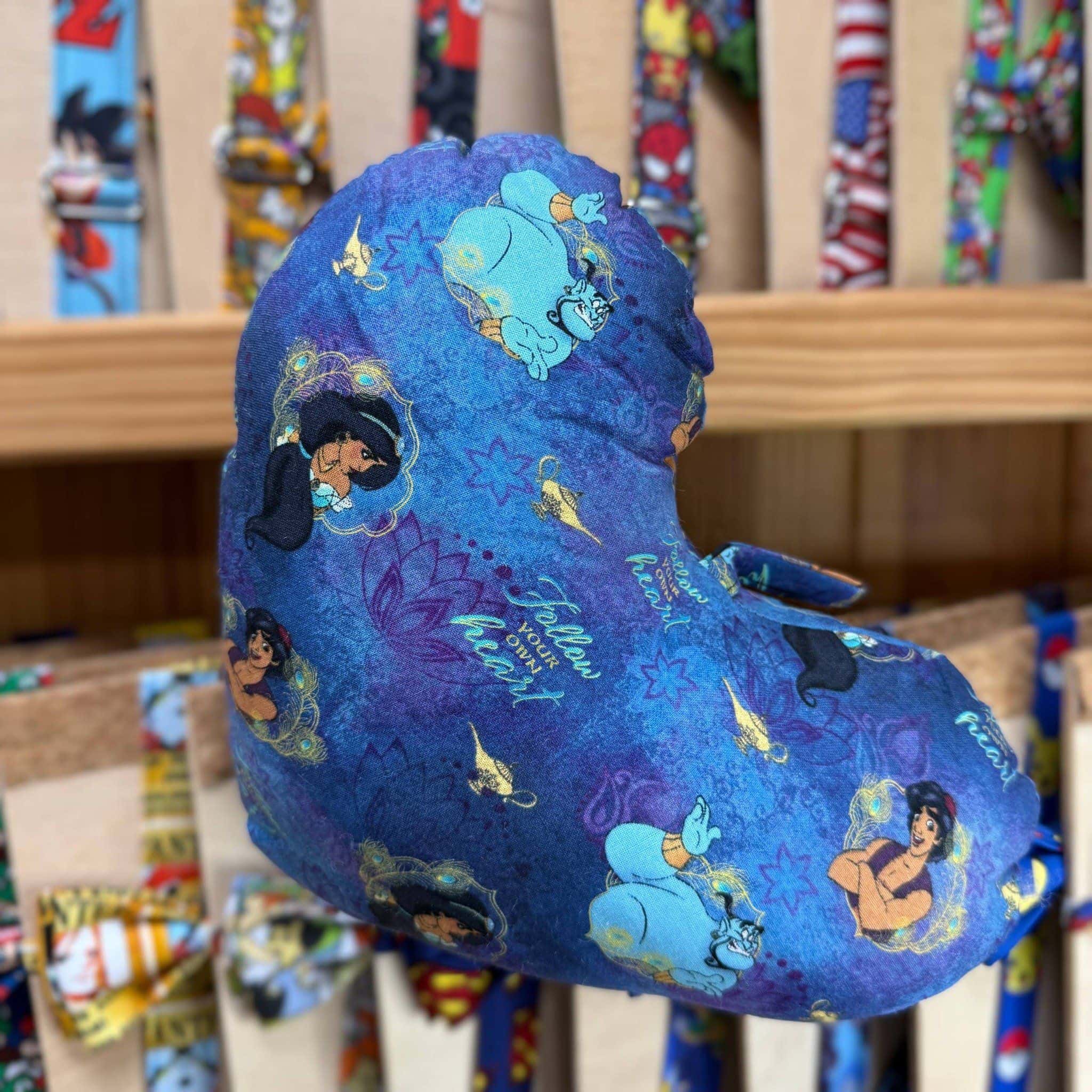 Disney Aladdin y Jasmine gorro de invierno para niños, diseño cómodo y divertido.
