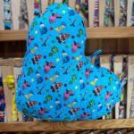 Sombrero infantil con personajes de dibujos en color azul brillante.