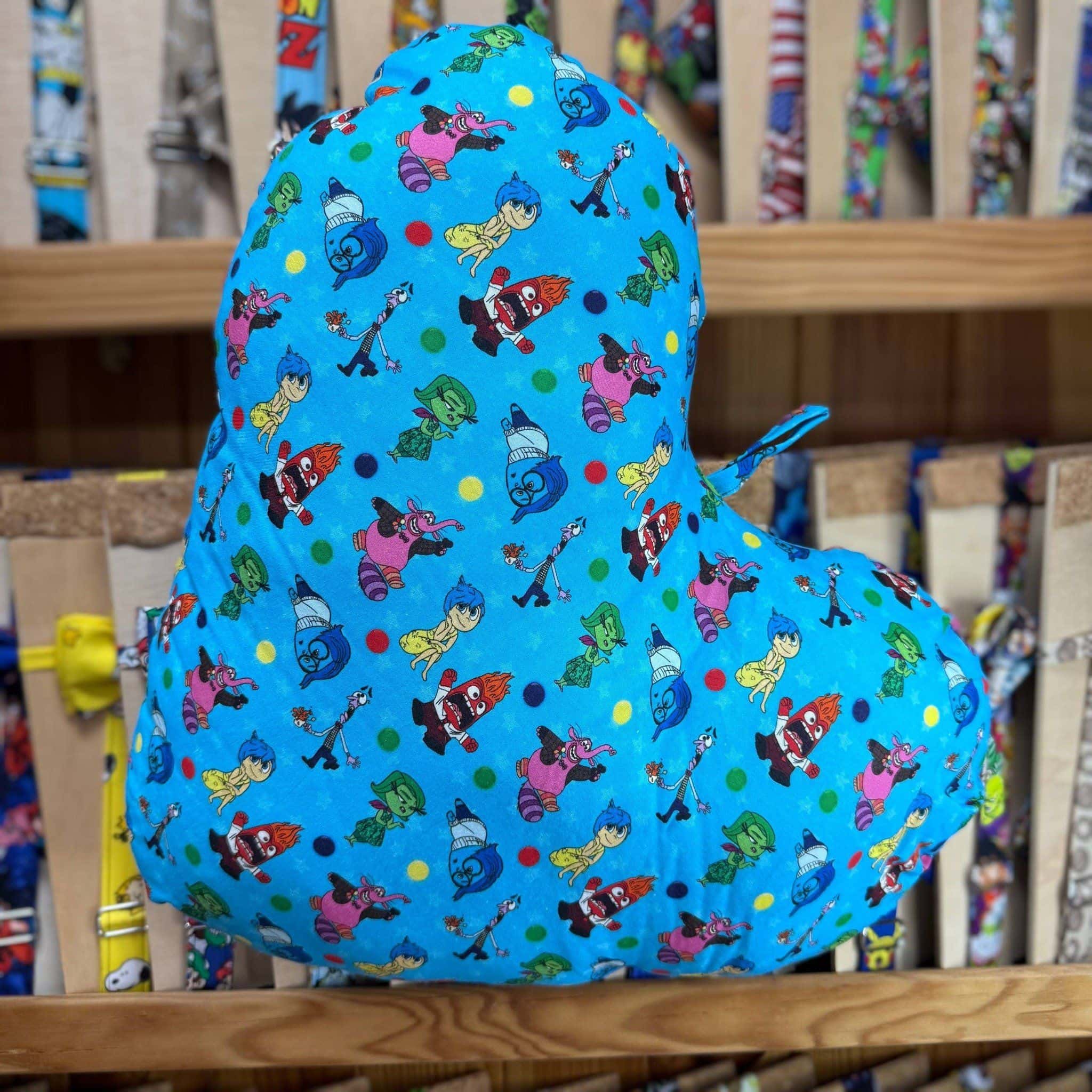 Sombrero infantil con personajes de dibujos en color azul brillante.