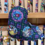 Colorido casco de bicicleta con diseño inspirado en vitral y motivos culturales.