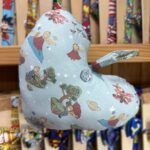 1. Gorro de tela con diseño infantil de ciencia ficción, estrellas y planetas en tonos pastel.