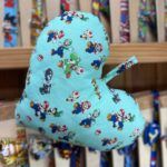 Diverso gorro de playa Mickey Mouse y personajes Disney en estampado azul.