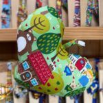 Colorido bolso infantil con estampado de granjas y personajes rurales, ideal para niños y niñas. Perfecto para regalar y llevar en aventuras.
