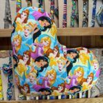 Zapatos infantiles con diseño de princesas Disney, cómodos y coloridos, ideales para niños fanáticos de Disney.
