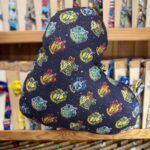 Varias gorros con logotipos de Hogwarts en fondo oscuro, ideales para disfraces y cosplay.