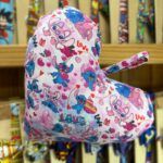 Colorido capuchón para bebé con personajes de dibujos animados y motivos de amor y corazones. Ideal para protección y estilo infantil.