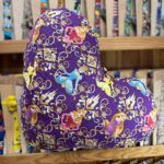 Colchón de bebé con diseño de princesas en fondo morado, suave y cómodo para los más pequeños.