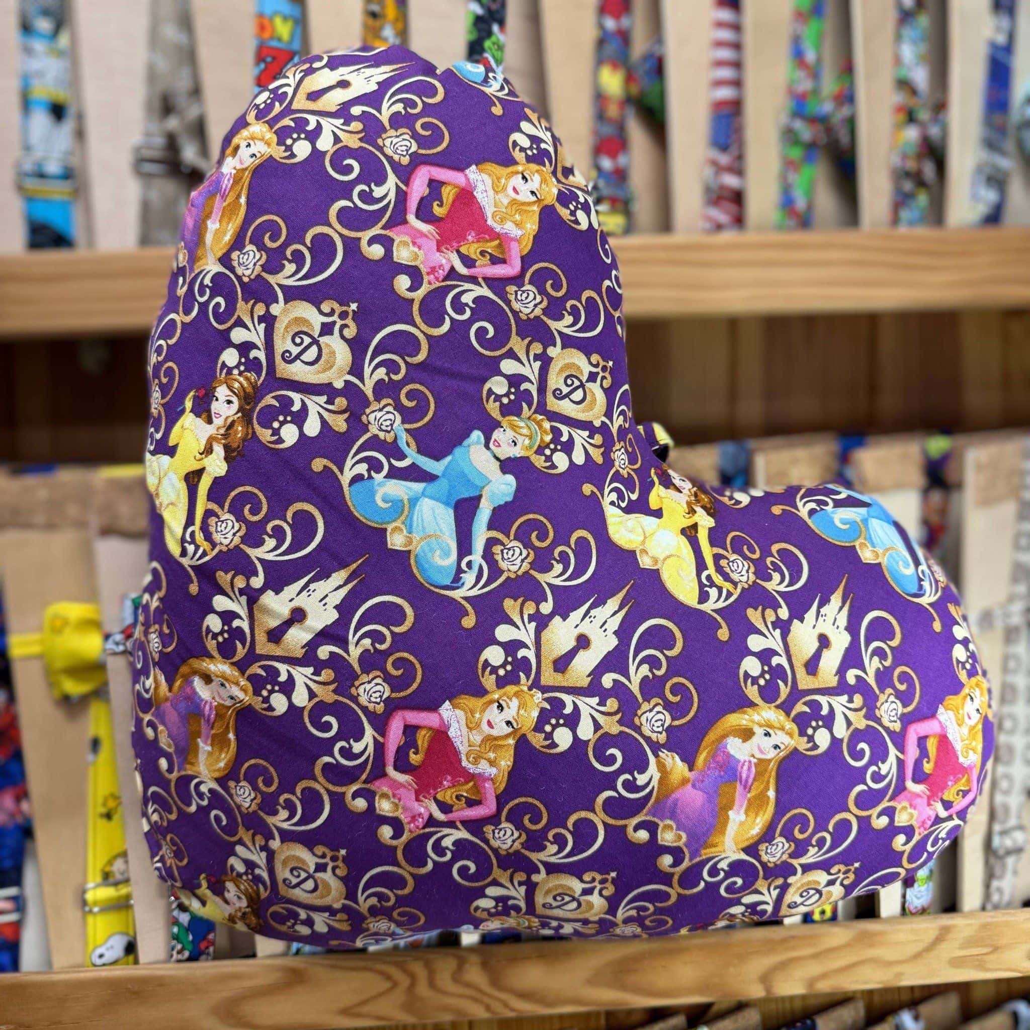 Colchón de bebé con diseño de princesas en fondo morado, suave y cómodo para los más pequeños.