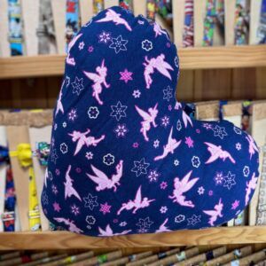 Sombrero azul con hadas y flores rosas, ideal para protección solar y estilo infantil.