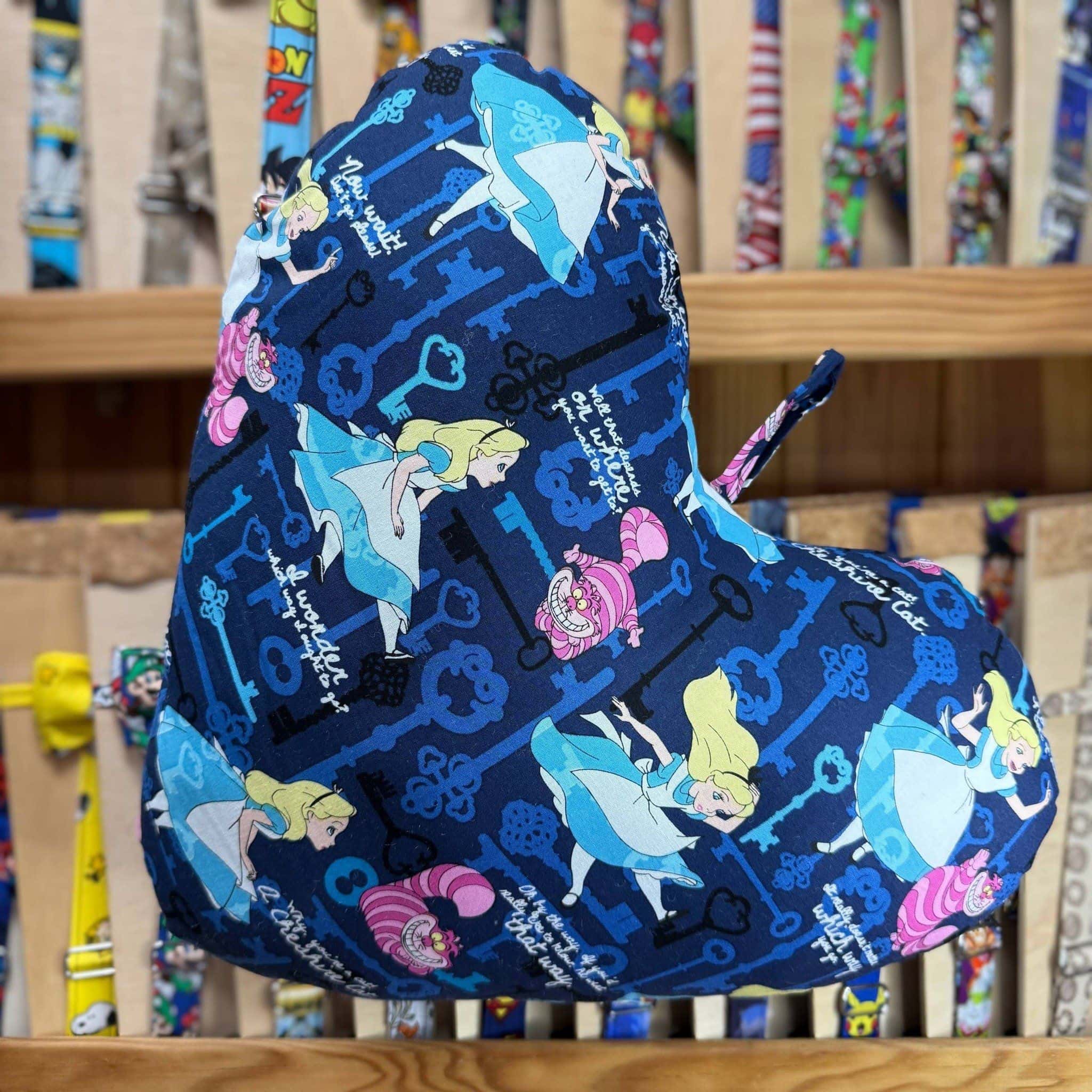 Sombrero infantil con personajes de Alicia en el País de las Maravillas y estampado de llaves y relojes en fondo azul.