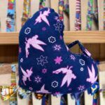 Sombrero infantil con diseño de hadas y flores en tela azul navy.