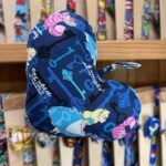 Colorido disfraz de capucha de Alicia en el País de las Maravillas. Ideal para niños amantes de los personajes Disney.