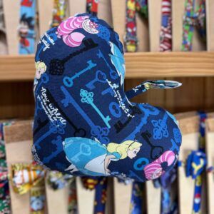 Colorido disfraz de capucha de Alicia en el País de las Maravillas. Ideal para niños amantes de los personajes Disney.