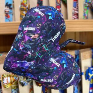 1. Gorro infantiles de Fortnite con motivos de videojuegos en colores vibrantes.