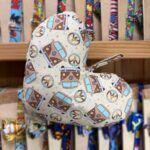 Sombrero infantil con estampado de camper vintage y símbolos peace y VW feliz, tienda de accesorios para niños.