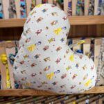 Alto: Gorro de bebé con diseño de Blancanieves y dibujos de personajes de Disney.
