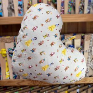 Alto: Gorro de bebé con diseño de Blancanieves y dibujos de personajes de Disney.