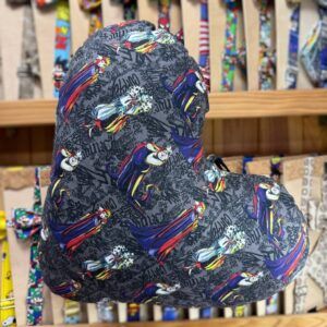 Sombrero infantil con estampado de personajes de Disney, Mickey Mouse y amigos, en colores vibrantes.