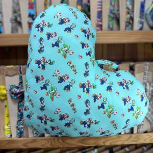 1. Funda protectora de carrito con diseño de personajes de Mario Bros en color azul.