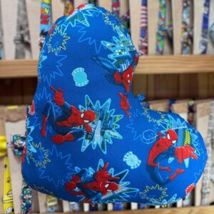 1. Gorro de natación con diseño de Spider-Man en color azul vibrante.