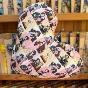 Boca de lona con estampado de personajes de Demon Slayer, ideal para decorar o personalizar tu espacio.