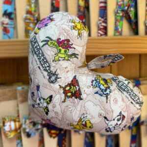 Colorido peluche de Pokémon en tela con personajes icónicos y detalles de alta calidad.