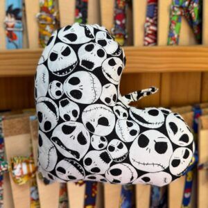 1. Cartera de tela con estampado de calaveras negras y blancas, ideal para accesorios de moda.