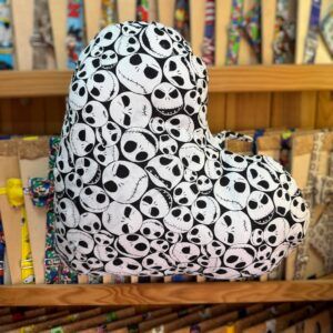Sombrero de tela con estampado de calaveras en blanco y negro, perfecto para temática Halloween o Día de los Muertos.