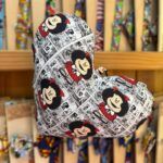 1. Gorro de Mickey Mouse con estampado de cómic clásico amarillo, negro y rojo.