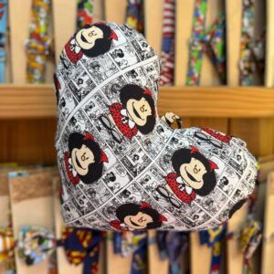 1. Gorro de Mickey Mouse con estampado de cómic clásico amarillo, negro y rojo.