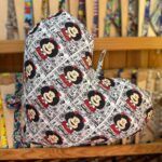 Funda de cojín con diseño de Mafalda, estilo vintage y colorido, ideal para decorar espacios con estilo cómic y originalidad.