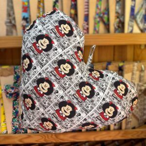 Funda de cojín con diseño de Mafalda, estilo vintage y colorido, ideal para decorar espacios con estilo cómic y originalidad.