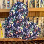 Sombrero con diseño de personajes de Día de Muertos y Halloween, colorido y temático, ideal para disfraces y eventos festivos.