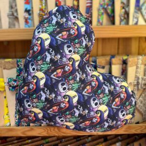 Sombrero con diseño de personajes de Día de Muertos y Halloween, colorido y temático, ideal para disfraces y eventos festivos.
