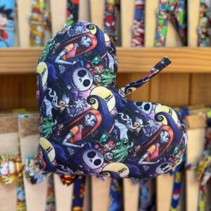 1. Mascarilla infantil con diseño de personajes de Halloween y calaveras coloridas.