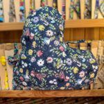 Fedoras con estampado de personajes Disney y flores en tela azul marino.