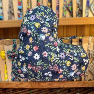 Fedoras con estampado de personajes Disney y flores en tela azul marino.