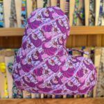 Colorido sombrero de tela con diseño de la divertida y colorida Gato de Cheshire de Alicia en el País de las Maravillas.