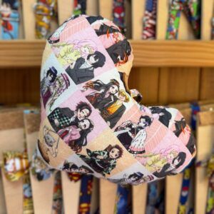 Colorido sombrero con personajes de anime en tela estampada, ideal para amantes de la moda y cultura pop japonesa.