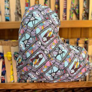 Ropa con estampado de personajes de Tim Burton, ideal para fans del arte y el cine.