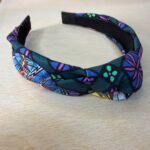 Tocado de tela bordada con diseño colorido, ideal para accesorios y complementos de moda.