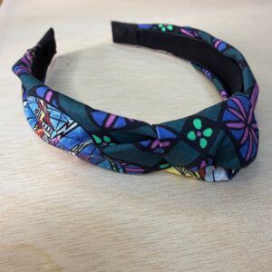Tocado de tela bordada con diseño colorido, ideal para accesorios y complementos de moda.