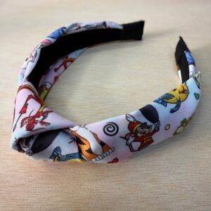 1. Diadema de tela con personajes de dibujos animados y estampados coloridos.