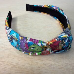 Colorida diadema de tela con personajes de Toy Story, ideal para niños y adolescentes.