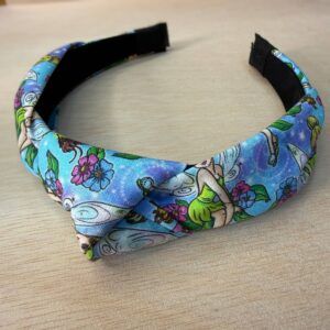 Varias cintas para la cabeza con estampado floral y de fantasía en tonos azules y verdes.