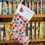 Bota de Navidad con personajes divertidos y motivos navideños, perfecta para decorar en época festiva.