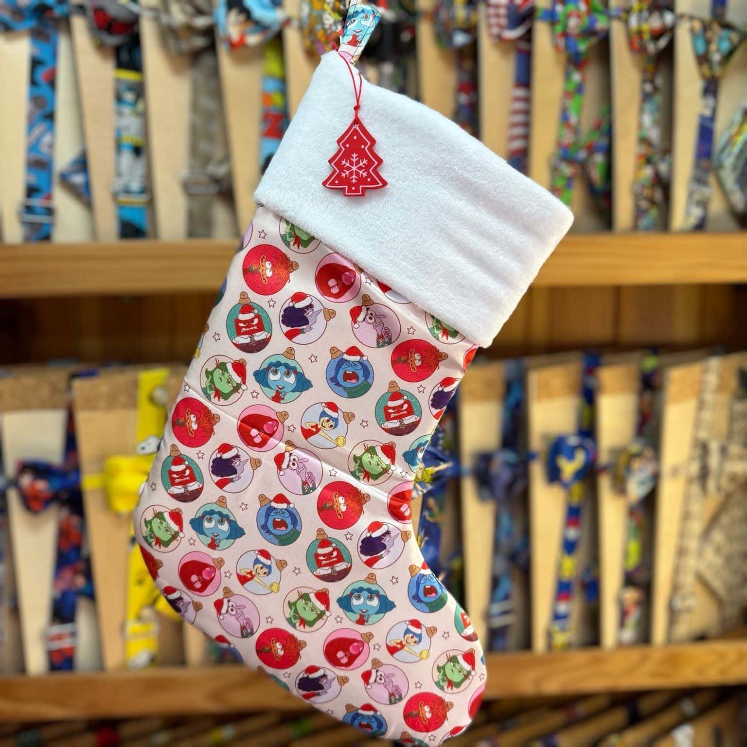 Bota de Navidad con personajes divertidos y motivos navideños, perfecta para decorar en época festiva.
